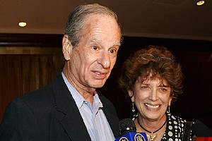 Gary Wiesenberg and Colleen Tarrasow (The Epoch Times)