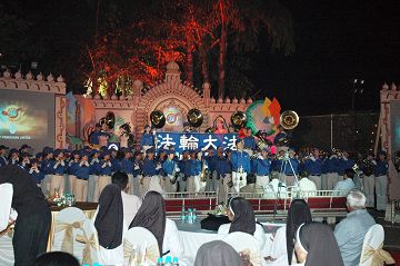 高层官员与校长联谊晚会，天国乐团的表演为晚会带来慈悲与祥和的氛围