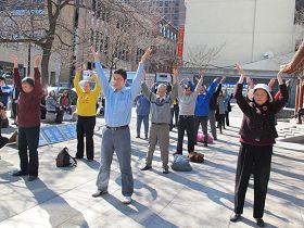 '集会前蒙特利尔法轮功学员在炼功'