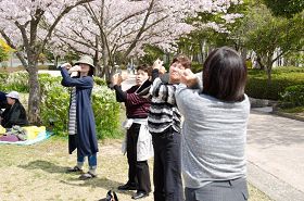 '游客兴致勃勃地学炼法轮功'