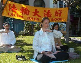 '科妮莉亚（前）在旧金山中国城花园角炼功'