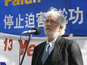 '人权活动家温尼卡姆（Bob Vinnicombe）：“法轮大法精神运动万岁！自由万岁！”'