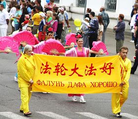 法轮功学员参加科斯特罗马港口城建城日游行