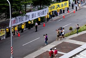 '“停止迫害”的声浪触动着现场每一位路人和媒体摄影机的聚焦'