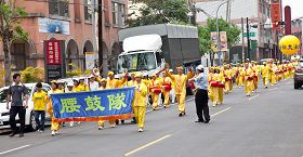 高雄地区法轮大法学员满怀喜悦，在人潮密集中心踩街游行，吸引许多民众观看，拍照留念。