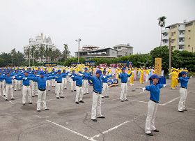 '踩街队伍展示祥和五套功法。'