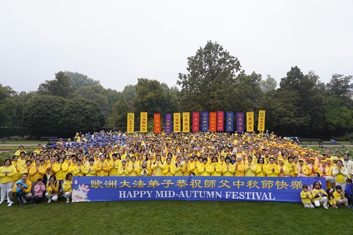 Image for article Warsaw, Poland: European Falun Dafa Practitioners Express Their Gratitude to Master Li and Thank Him for Their Blessings