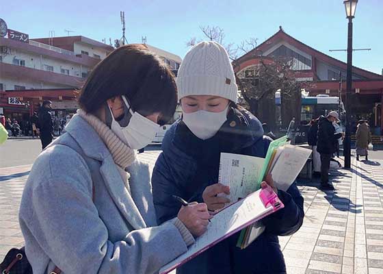 Image for article Kyushu, Japan: As the New Year Begins People Sign Petition to Condemn the Persecution of Falun Gong in China