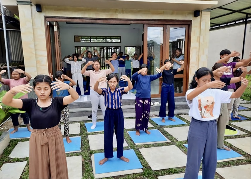 Image for article Indonesia: Young Practitioners Introduce Falun Dafa to Tourists