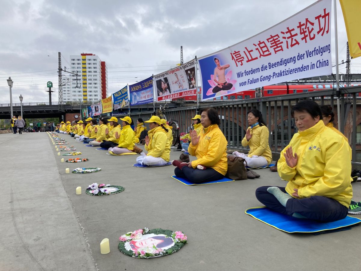 Image for article Germany: Falun Dafa Practitioners Hold Rallies in Front of Chinese Embassy and Consulates to Commemorate April 25 Appeal