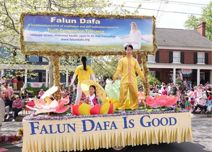 Image for article Winchester, Virginia: People Learn about Falun Dafa at the Shenandoah Apple Blossom Festival Parade