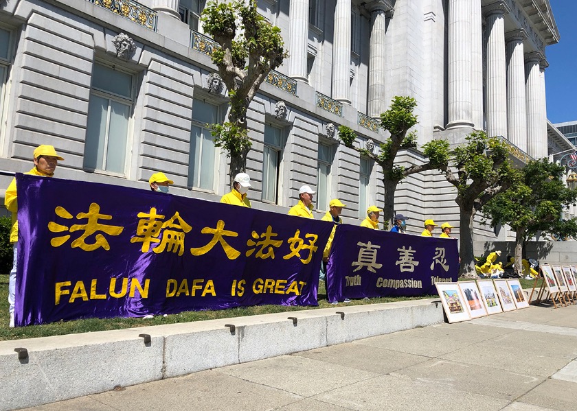 Image for article San Francisco, California: Practitioners Hold Event in Front of City Hall to Introduce Falun Dafa