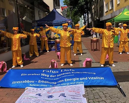 Image for article Germany: Practitioners at Cultural Festival in Dortmund Praised for Raising Awareness of the Persecution of Falun Dafa in China