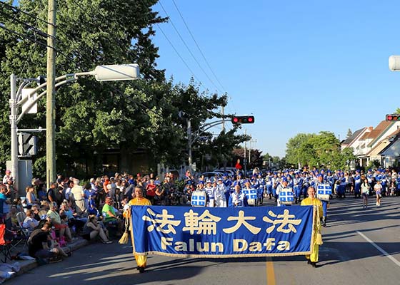 Image for article Canada: Falun Dafa Practitioners Well Received During Holiday Parade in Quebec