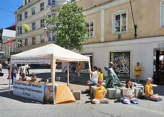Image for article Austria: Practitioners Raise Awareness about Falun Dafa in Saint Pölten