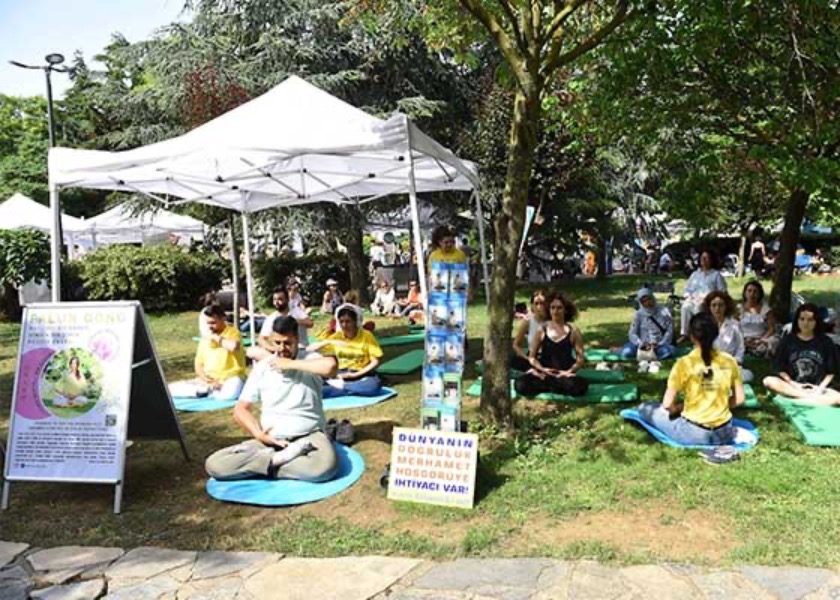 Image for article Istanbul, Turkey: People Learn the Falun Dafa Exercises at the Istanbul Environment Festival