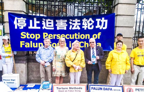 Image for article Ireland: Rally and March Held to Peacefully Protest the Persecution of Falun Gong in China, Elected Officials Express Support
