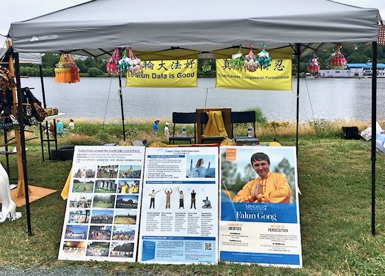 Image for article Canada: Practitioners Introduce Falun Dafa at the Royal Regatta Event
