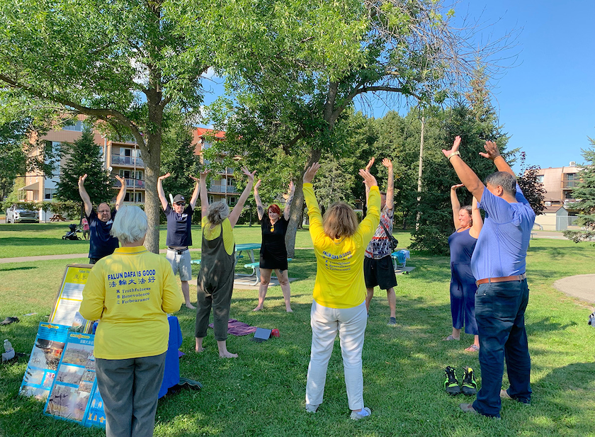 Image for article Quebec, Canada: Introducing Falun Dafa at a Community Event