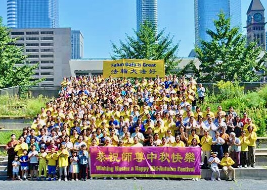 Image for article Toronto, Canada: Falun Dafa Practitioners Wish Master Li a Happy Mid-Autumn Festival