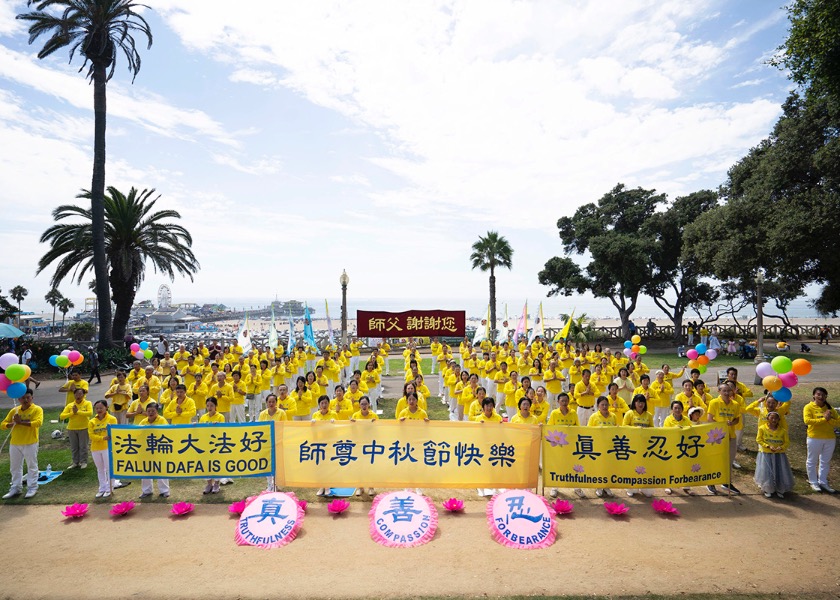 Image for article Los Angeles: Falun Dafa Practitioners Express Gratitude to Master Li at Mid-Autumn Festival