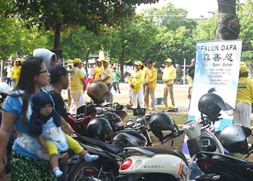Image for article Indonesia: Practitioners Introduce Falun Dafa in Tuban