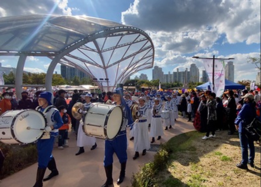 Image for article South Korea: Tian Guo Marching Band a Hit at Community Celebration in Bucheon