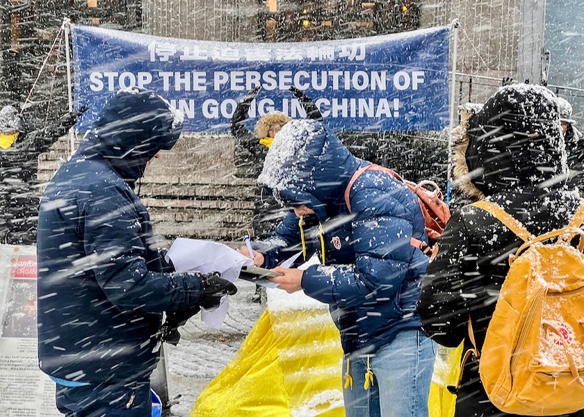 Image for article Even a Blizzard Doesn’t Stop Falun Dafa Practitioners from Clarifying the Truth
