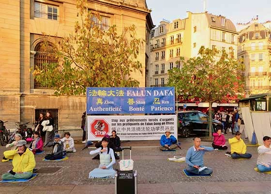 Image for article Paris, France: People Respect Practitioners for Raising Awareness of the Persecution