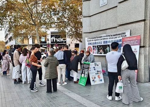 Image for article Barcelona, Spain: Telling People about Falun Dafa and Raising Awareness of the Persecution