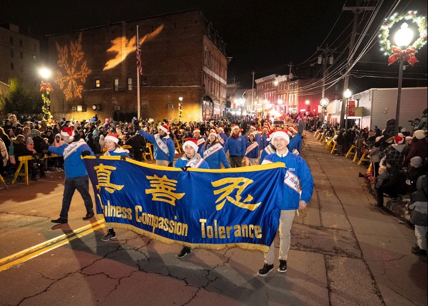 Image for article New York: Practitioners Bring the Blessings of Falun Dafa to Two Christmas Parades
