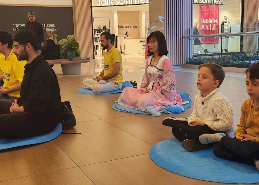 Image for article Turkey: Introducing Falun Dafa at a Shopping Center in Istanbul
