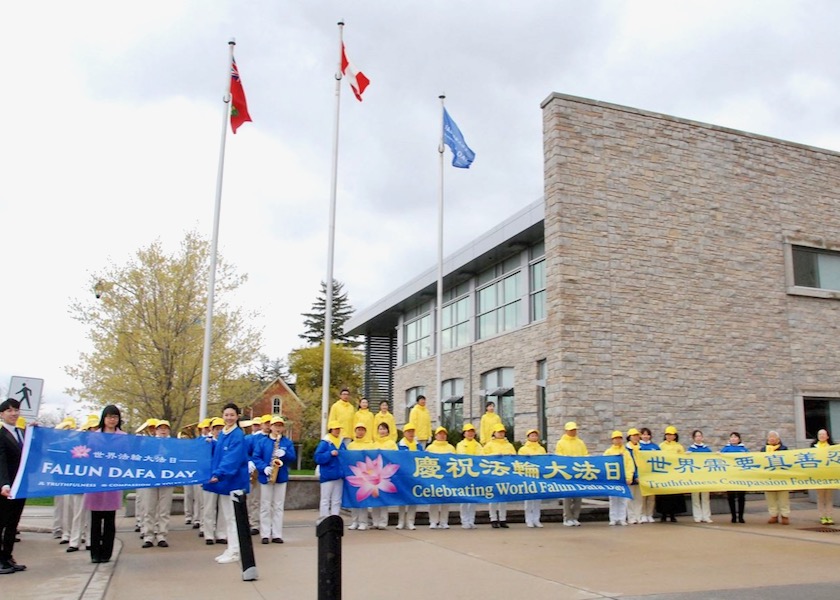 Image for article Canadian Town Raises Falun Dafa Flag to Celebrate Falun Dafa Day—Mayor: “A Better Future Will Arrive”