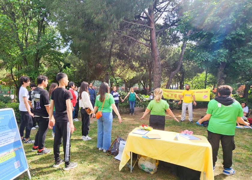 Image for article Istanbul, Turkey: Introducing Falun Dafa at the Kadıköy Environment Festival