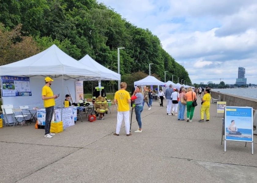 Image for article Poland: Community Picnic Attendees in Gdynia Learn About Falun Dafa