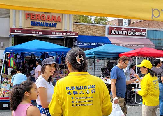 Image for article New York: Rego Park Street Fair Attendees Learn about Falun Dafa