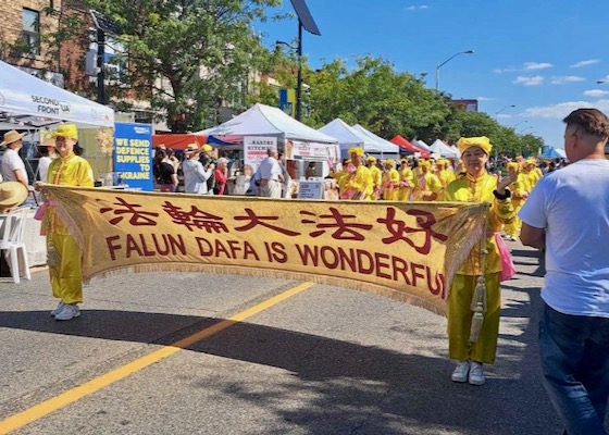 Image for article Toronto, Canada: People Learn About Falun Dafa at Ukrainian Festival