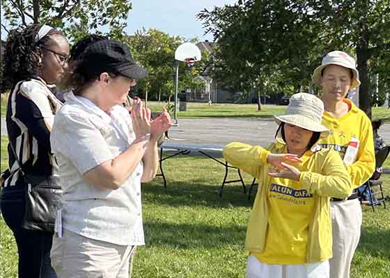 Image for article Ottawa: Introducing Falun Dafa at a Community Event