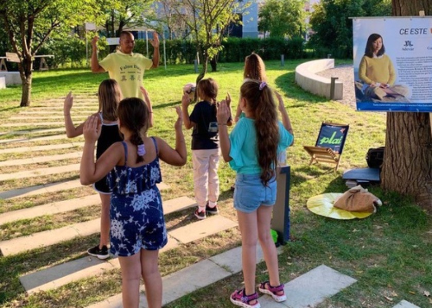 Image for article Timișoara, Romania: Practitioners Introduce Falun Dafa at the Plai Music and Art Festival