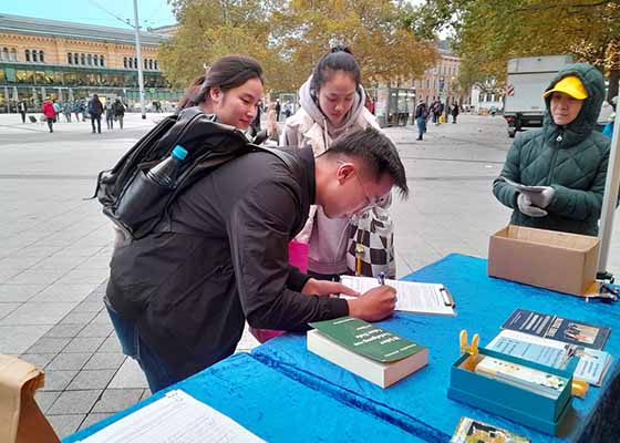Image for article Hannover, Germany: Activities Draw Support for Falun Gong