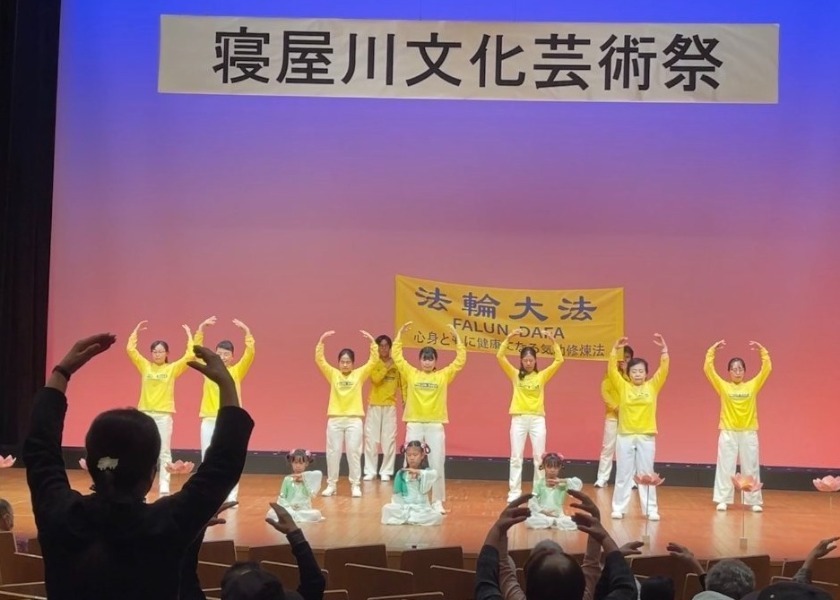 Image for article Osaka Japan: Promoting Falun Dafa at Neyagawa Culture and Art Festival