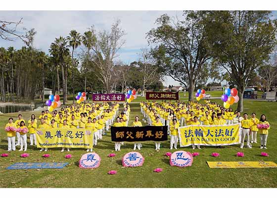 Image for article Los Angeles, California: Falun Dafa Practitioners Wish Master Li a Happy New Year