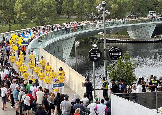 Image for article Adelaide, Australia: Falun Dafa Practitioners Spread the Beauty of Falun Dafa During the Australia Day Parade