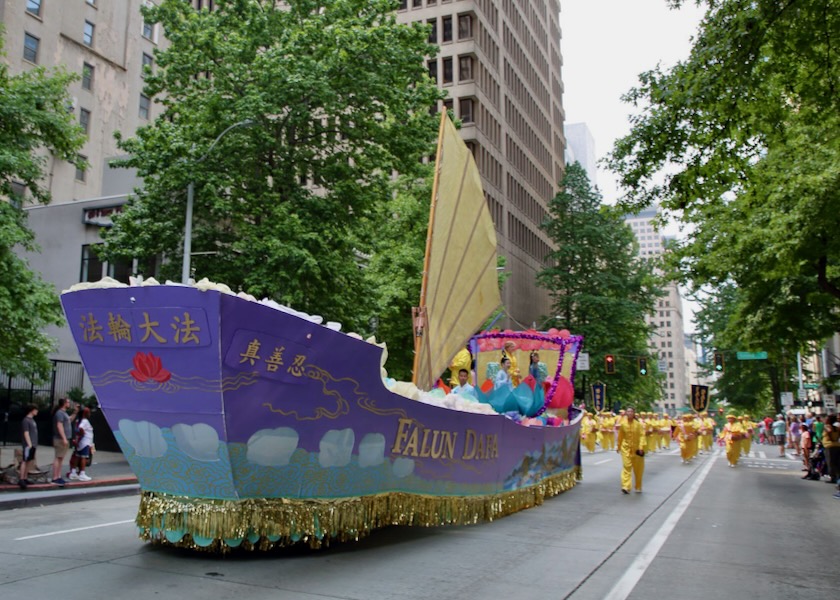 Image for article Seattle: People Applaud Falun Dafa Contingent in Seafair Torchlight Parade