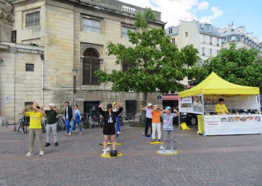 Image for article France: People Express Support for Falun Dafa During Event in Paris