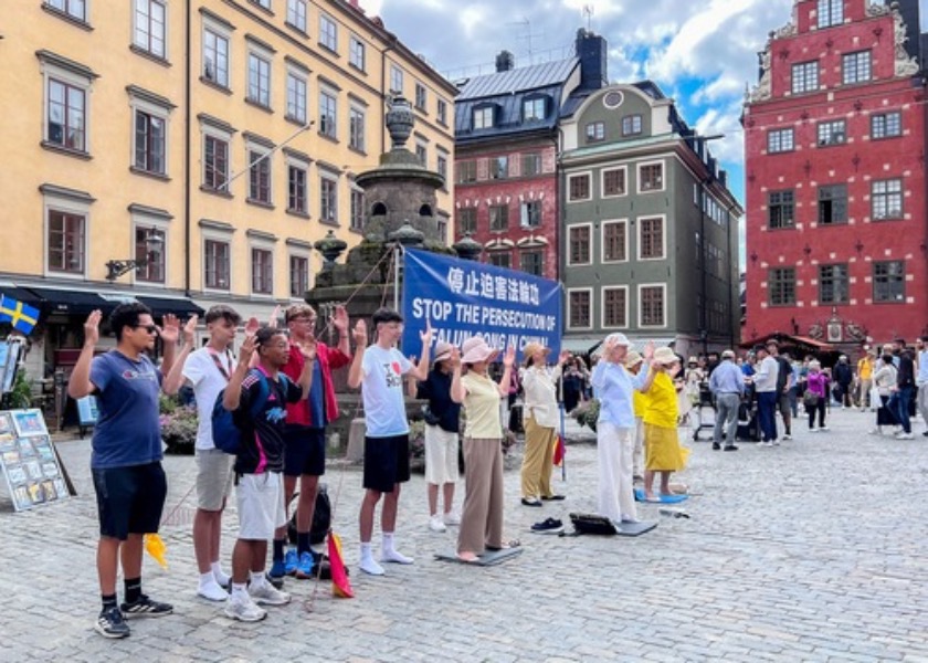 Image for article Sweden: Raising Awareness about Falun Dafa Near the Nobel Prize Museum in Stockholm