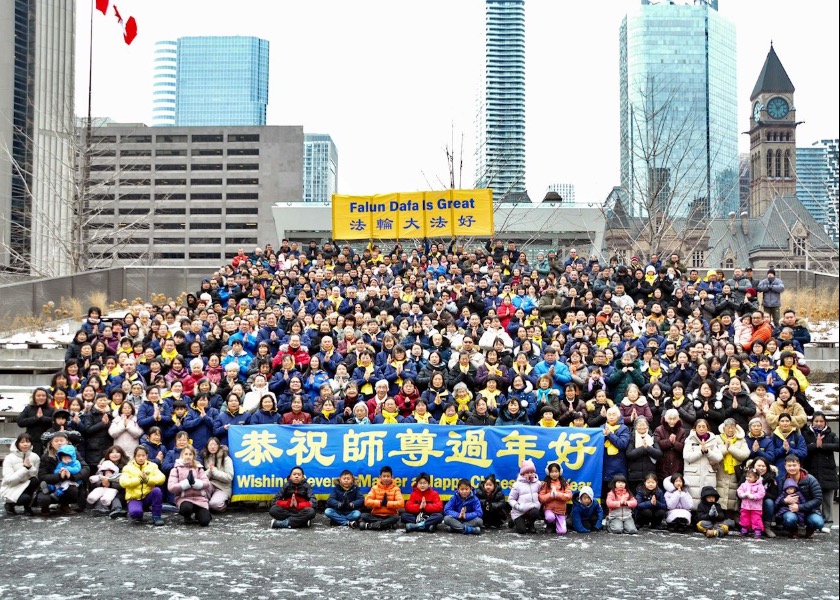 Image for article Falun Dafa Practitioners in Toronto Wish Master Li a Happy New Year