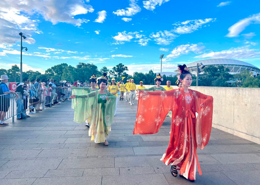 Image for article Adelaide, Australia: Falun Dafa Group Conveys Inner Peace and Beauty in Australia Day Parade