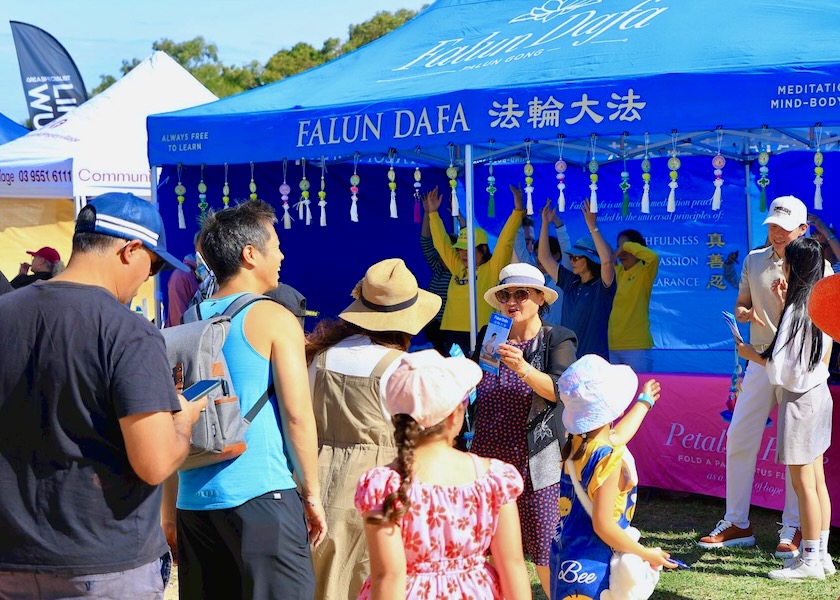 Image for article Melbourne, Australia: People Learn about Falun Dafa at Community Events
