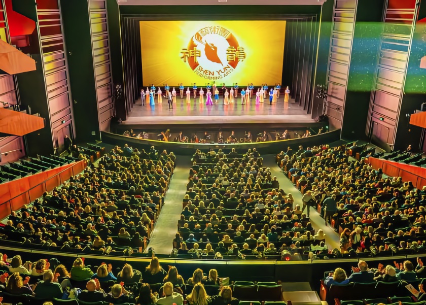 Image for article Chinese Nationals See Shen Yun in Different Countries: “A Very Good Way to Understand China”